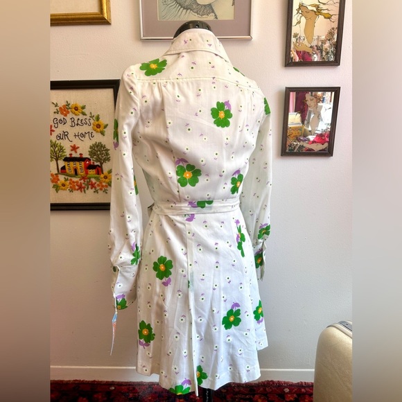 Vintage 1970s White Floral Shirt Dress – Mod Green & Purple Daisy Print – Belted - Picture 6 of 7